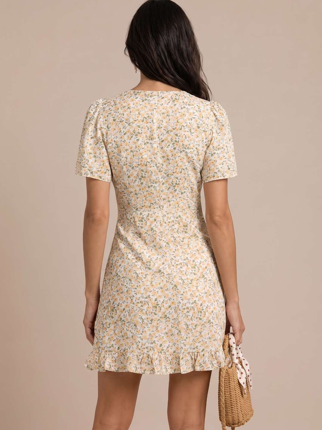 Robe courte florale à décolleté froncé
