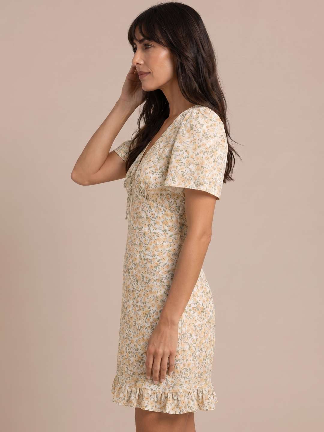 Robe courte florale à décolleté froncé