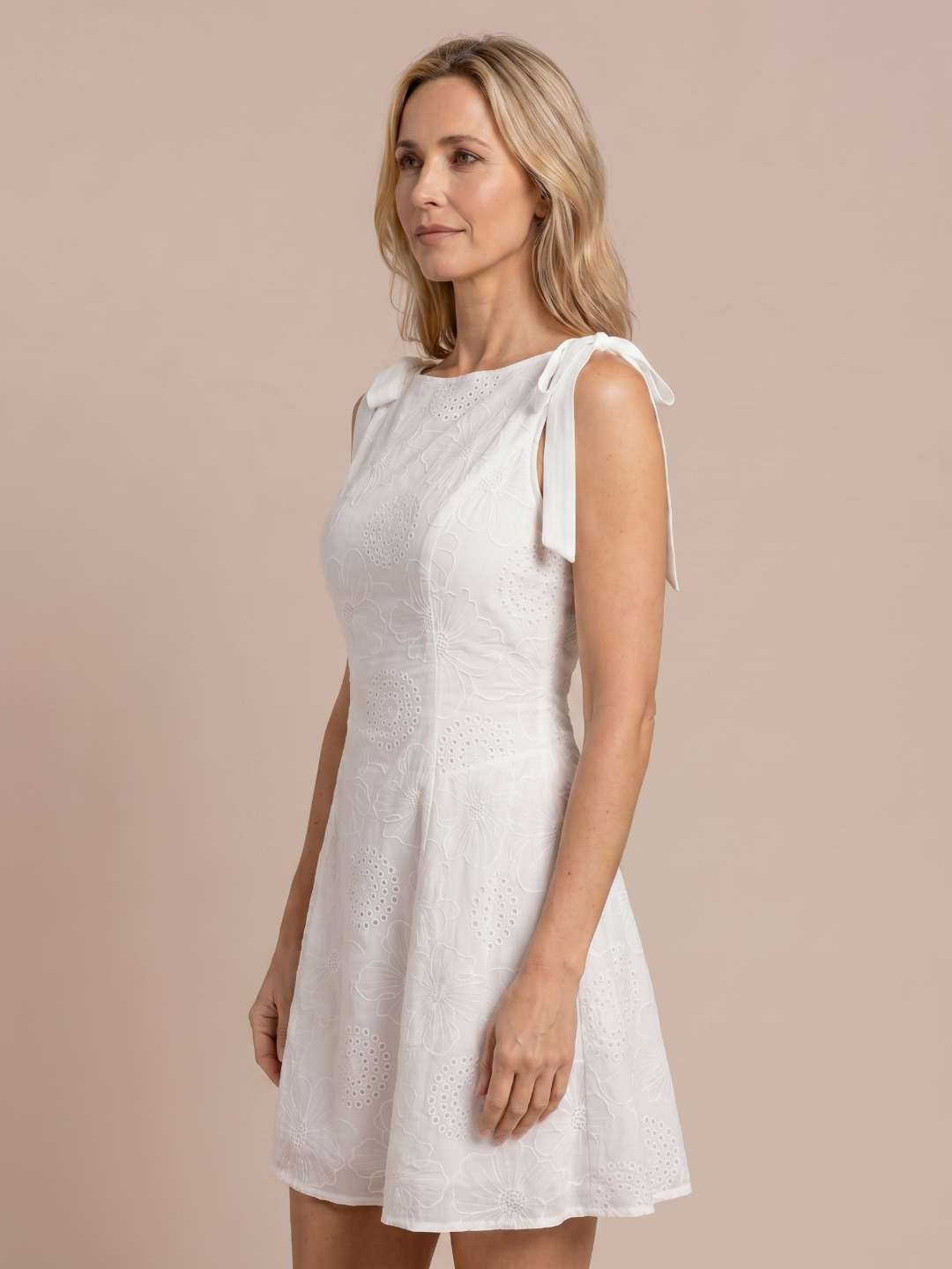 Robe courte brodée à liens
