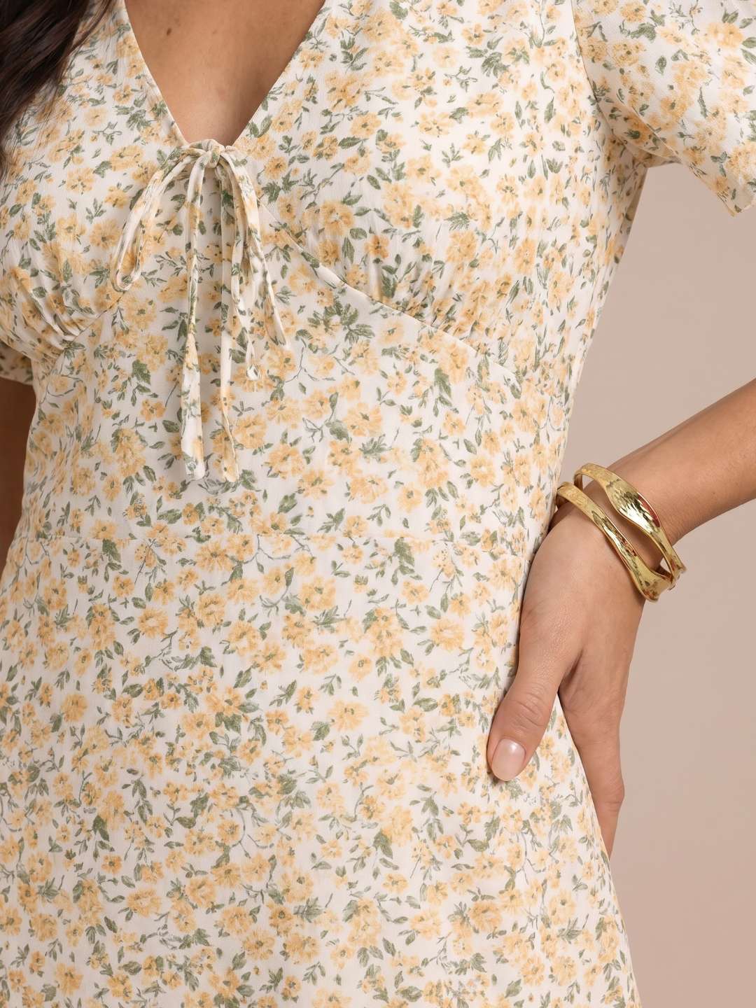 Robe courte florale à décolleté froncé
