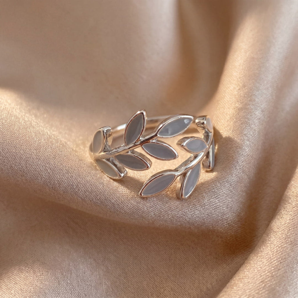 Bague avec feuille et opale grise