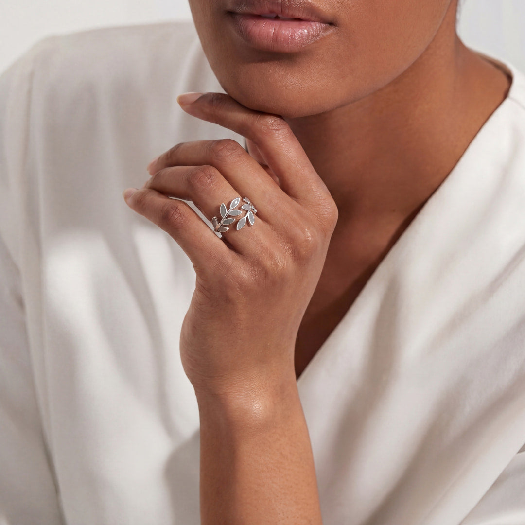 Bague avec feuille et opale grise