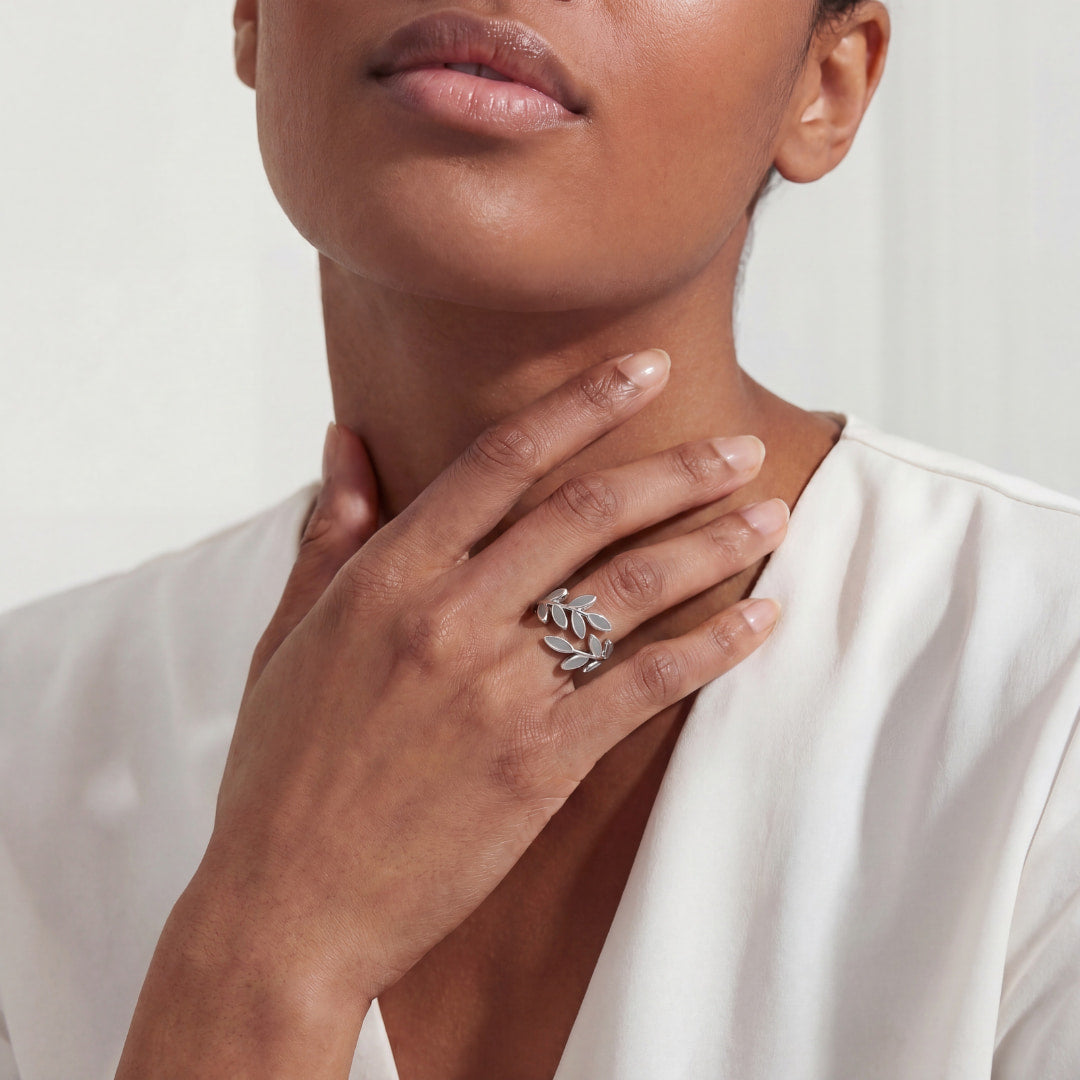 Bague avec feuille et opale grise