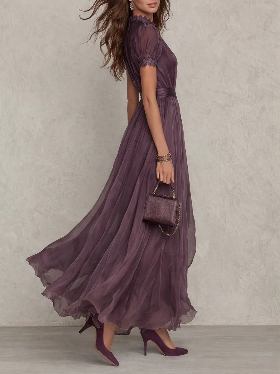 Robe longue violette en mousseline à col goutte et bordures en dentelle