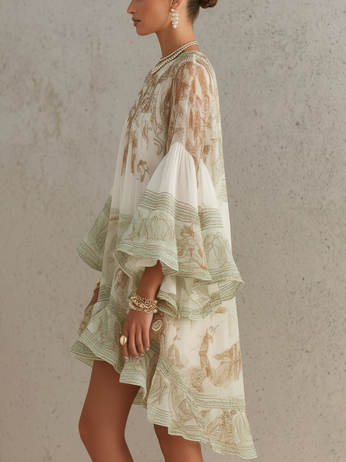 Mini-robe verte en mousseline à rayures et manches à volants