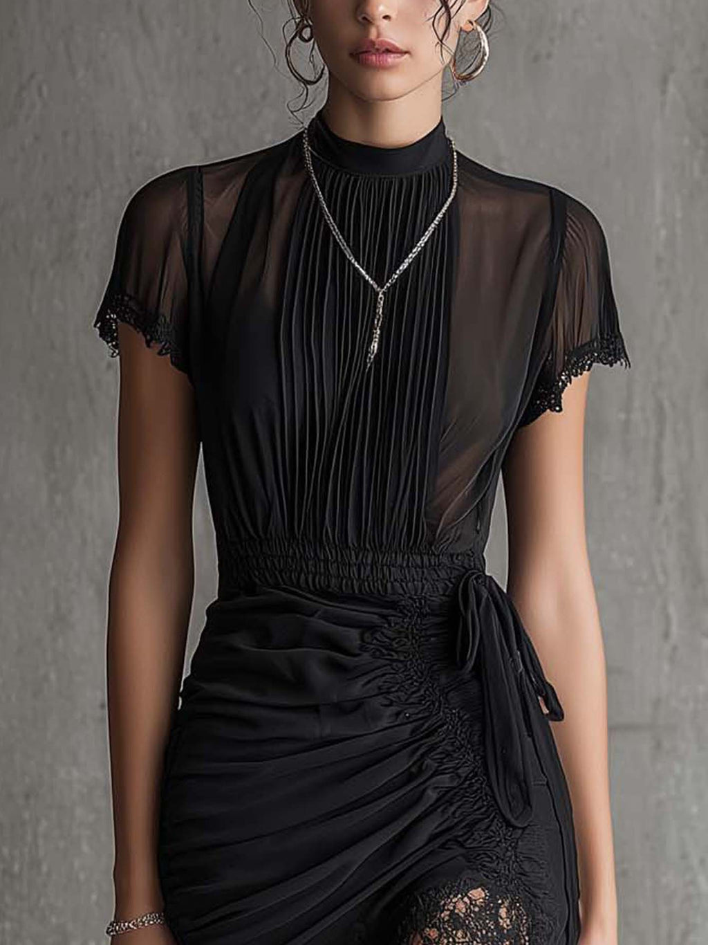 Mini-robe noire en mousseline avec taille plissée