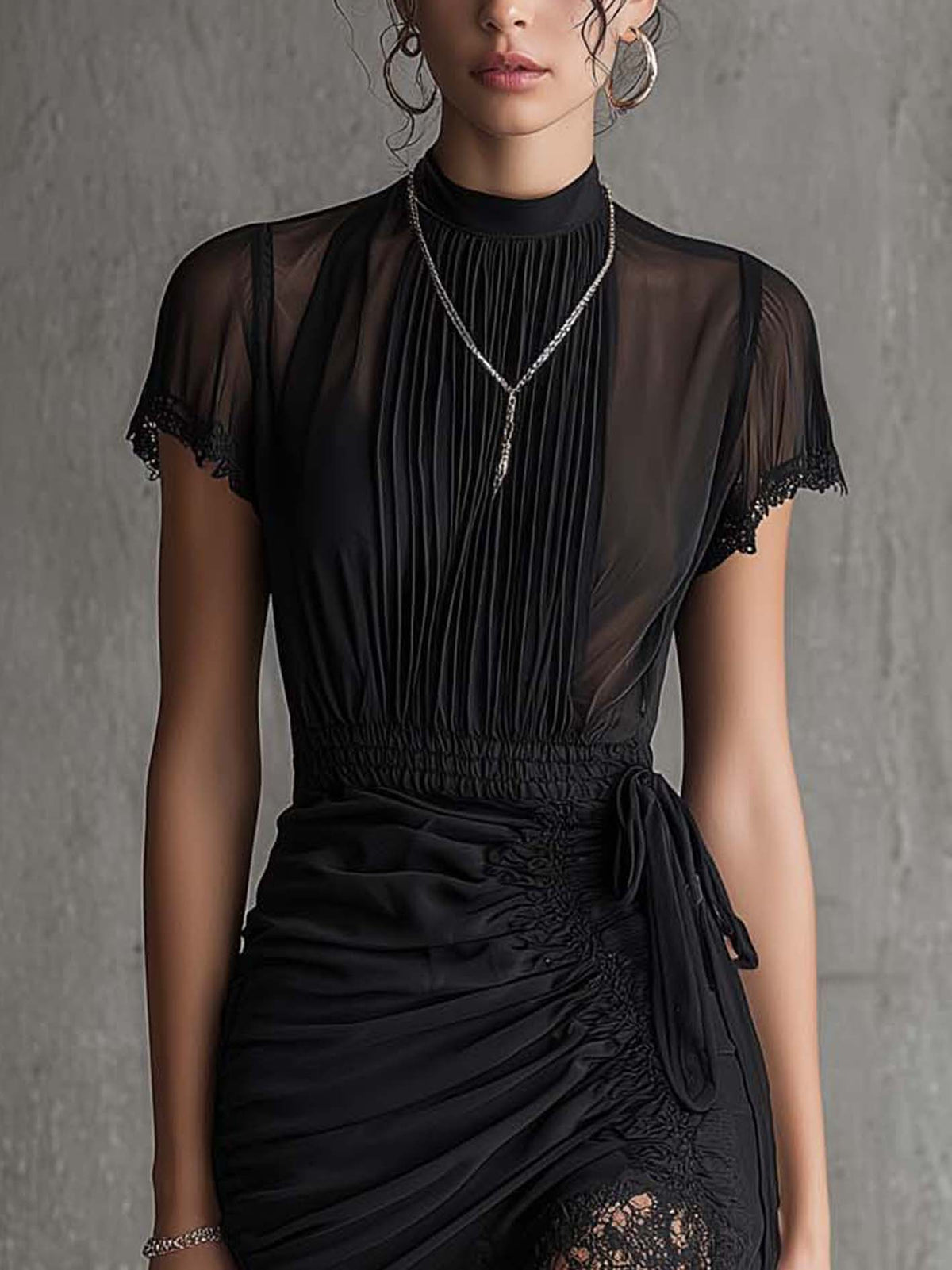 Mini-robe noire en mousseline avec taille plissée