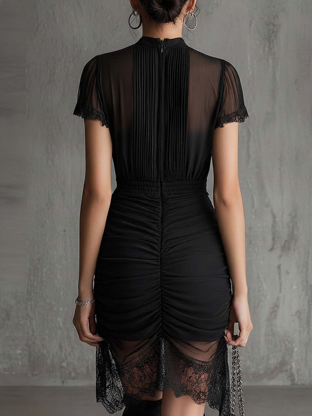 Mini-robe noire en mousseline avec taille plissée