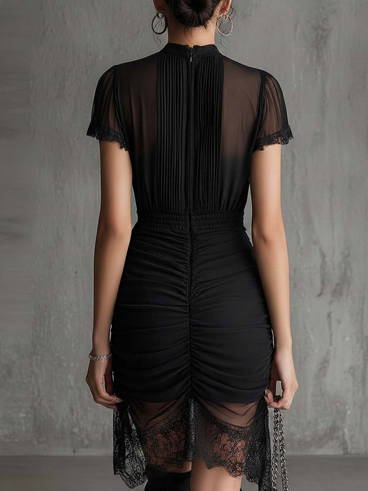 Mini-robe noire en mousseline avec taille plissée