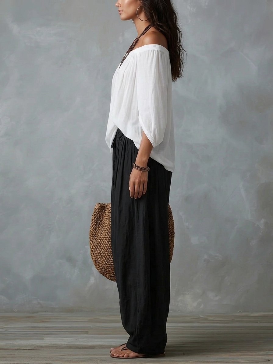 Ensemble blanc composé d’un haut épaules dénudées et d’un pantalon large