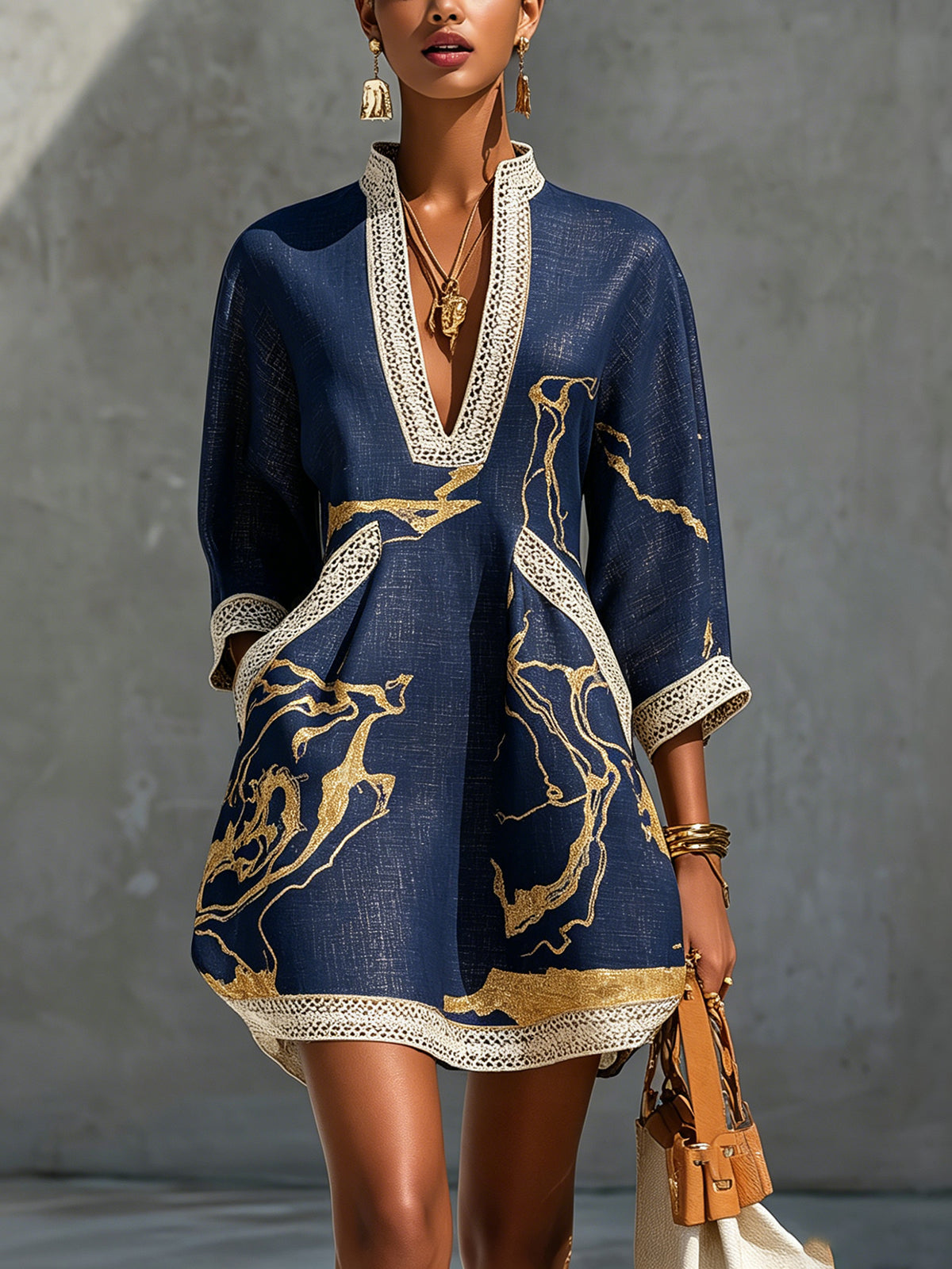 Renata | Robe courte en dentelle à imprimé doré et décolleté plongeant en V