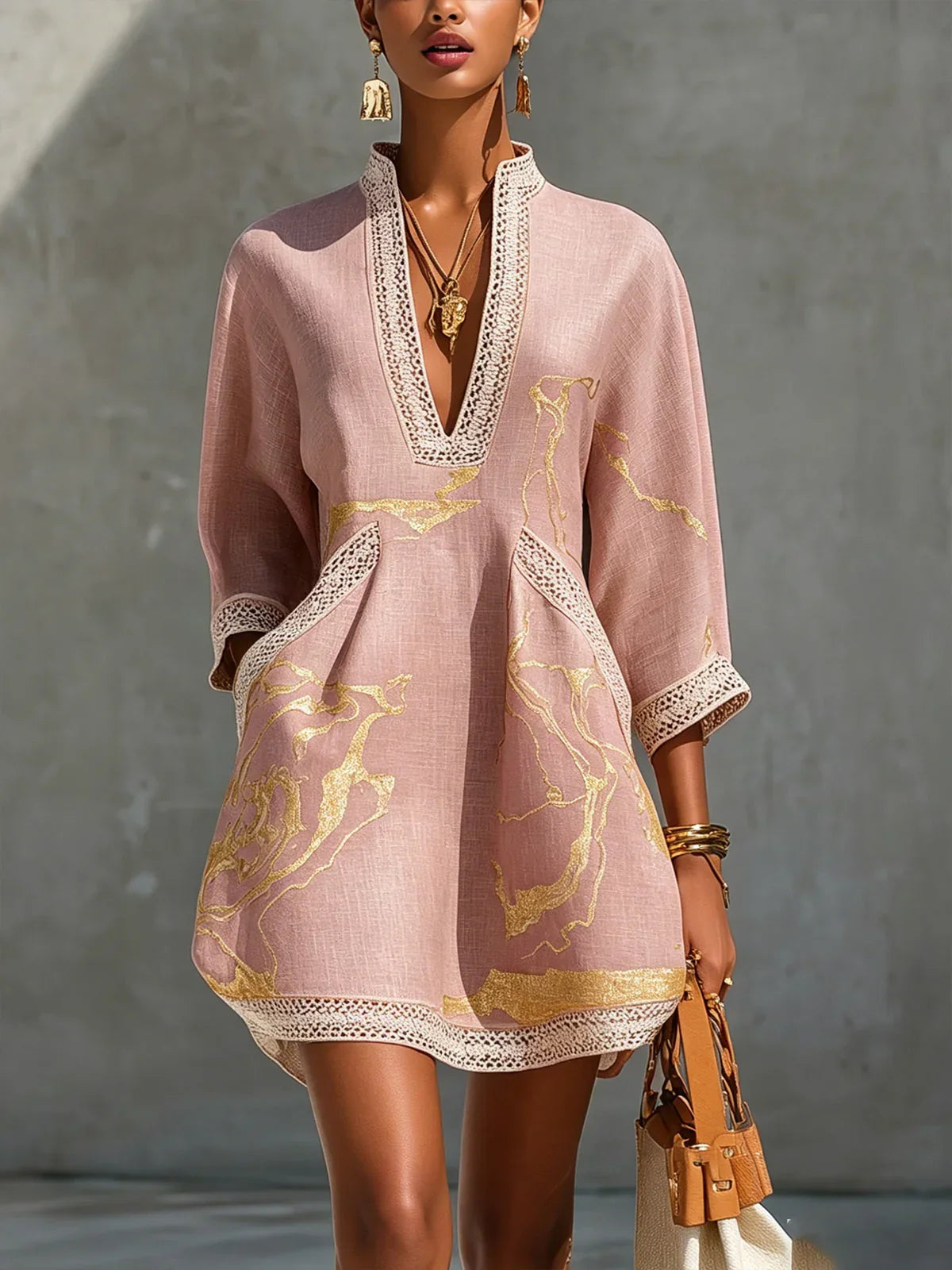 Renata | Robe courte en dentelle à imprimé doré et décolleté plongeant en V