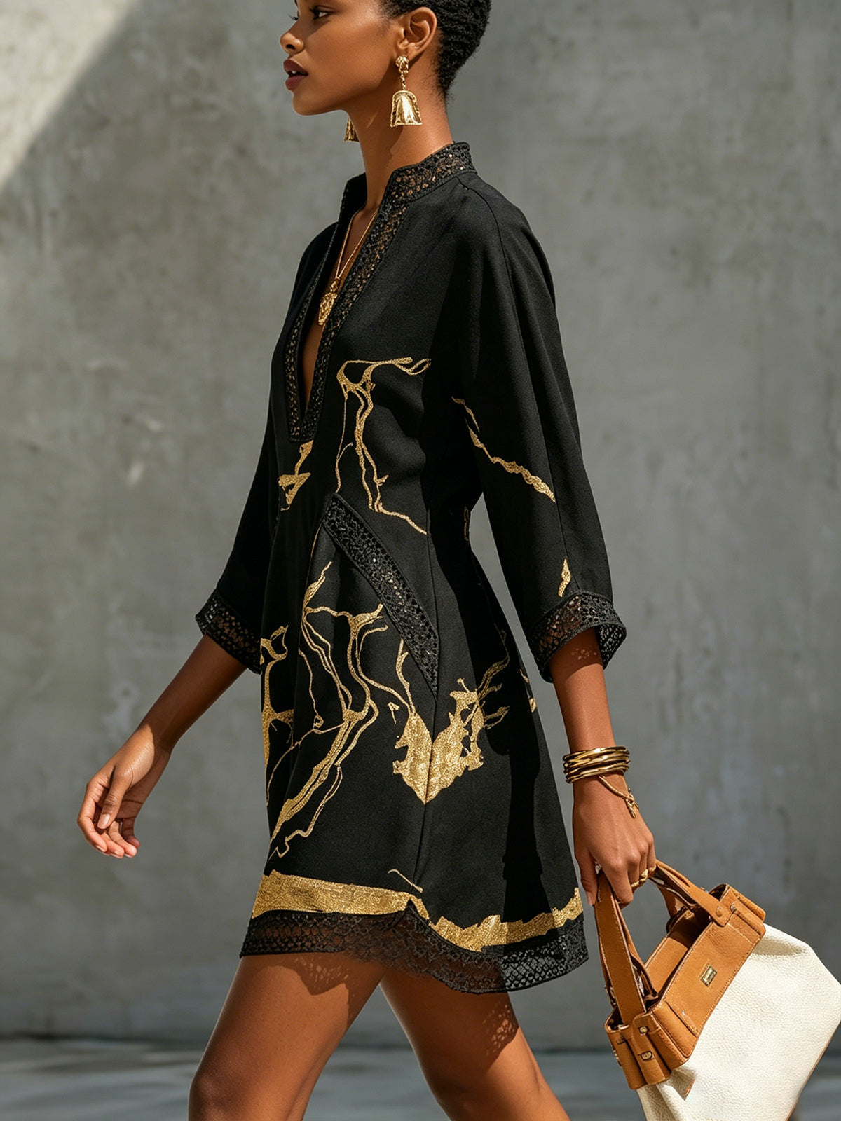 Donatella | Mini-robe noire à imprimé marbre doré et dentelle au crochet