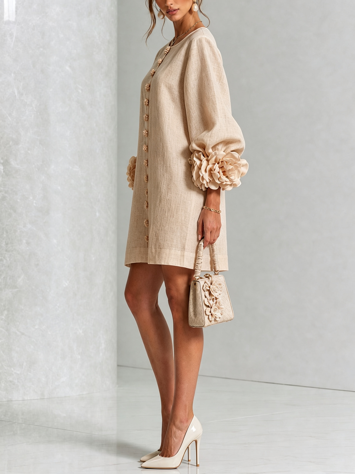 Mini robe blanche boutonnée à fleurs et poignets floraux sculptés