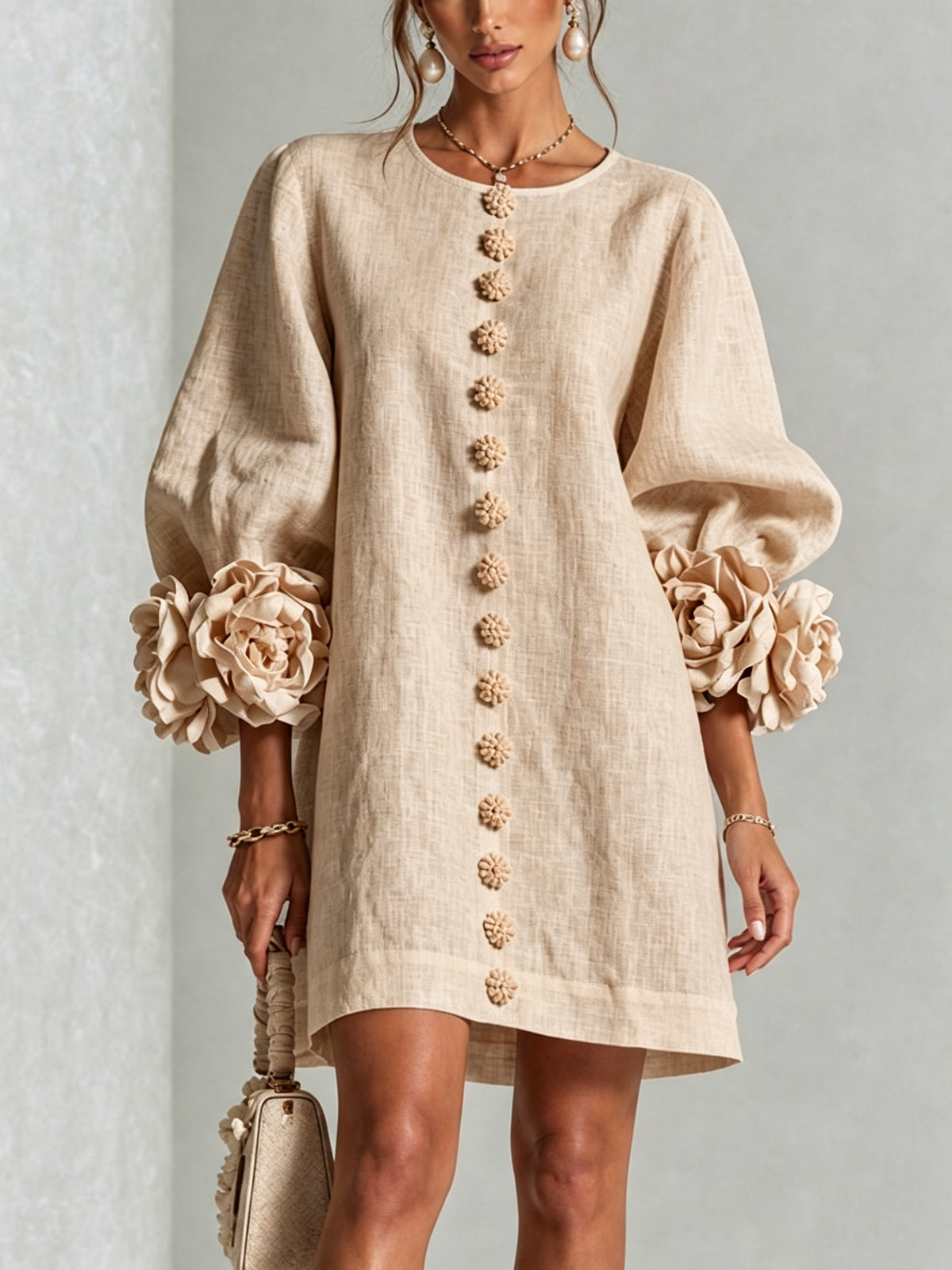 Mini-robe blanche à boutons en forme de fleurs et manches florales extravagantes