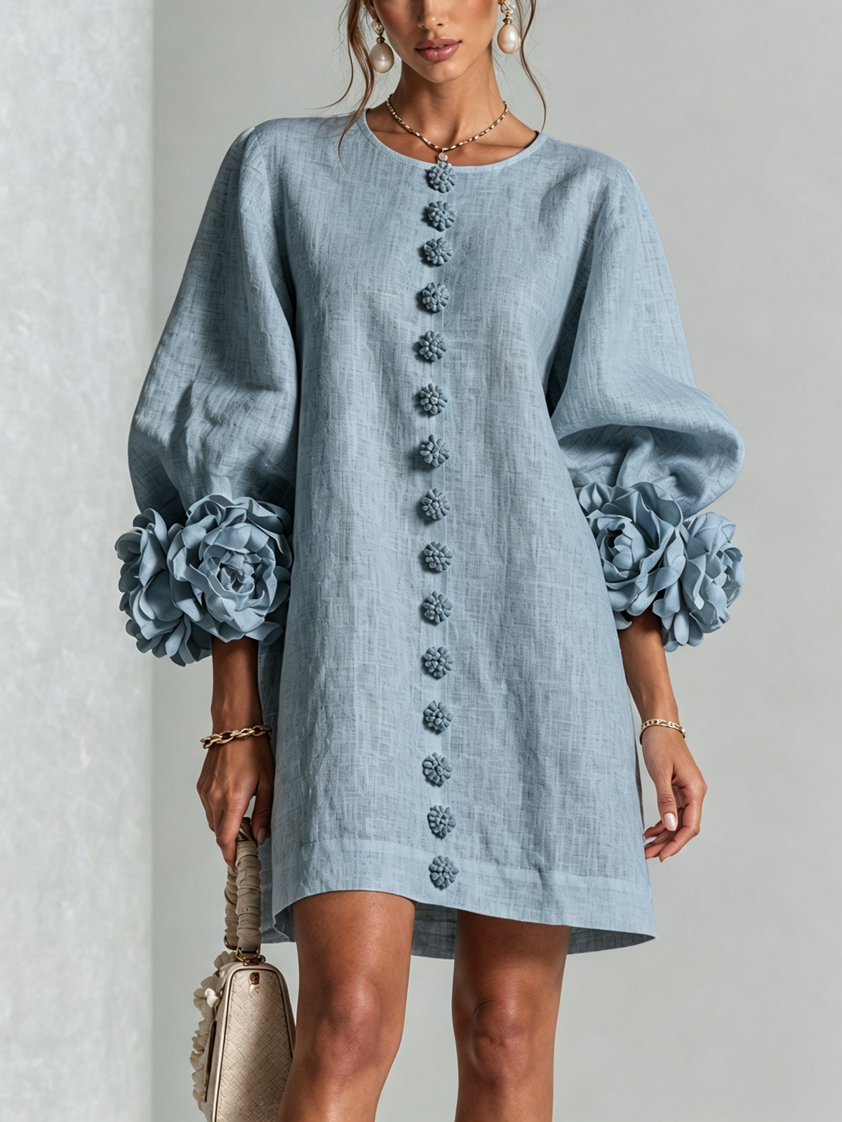 Mini-robe blanche boutonnée à fleurs et poignets floraux sculptés