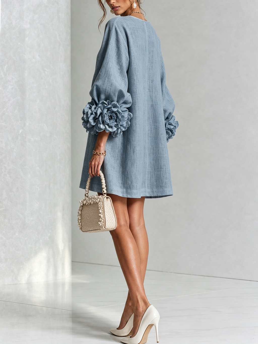 Mini robe blanche boutonnée à fleurs et poignets floraux sculptés