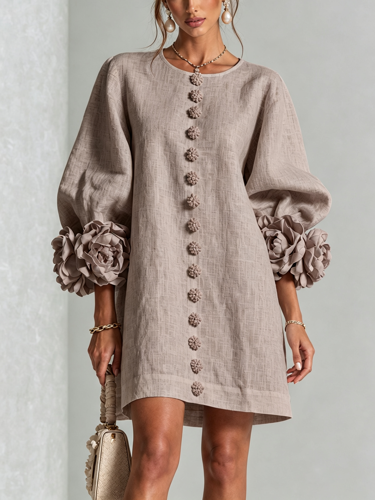 Mini-robe blanche boutonnée à fleurs et poignets floraux sculptés