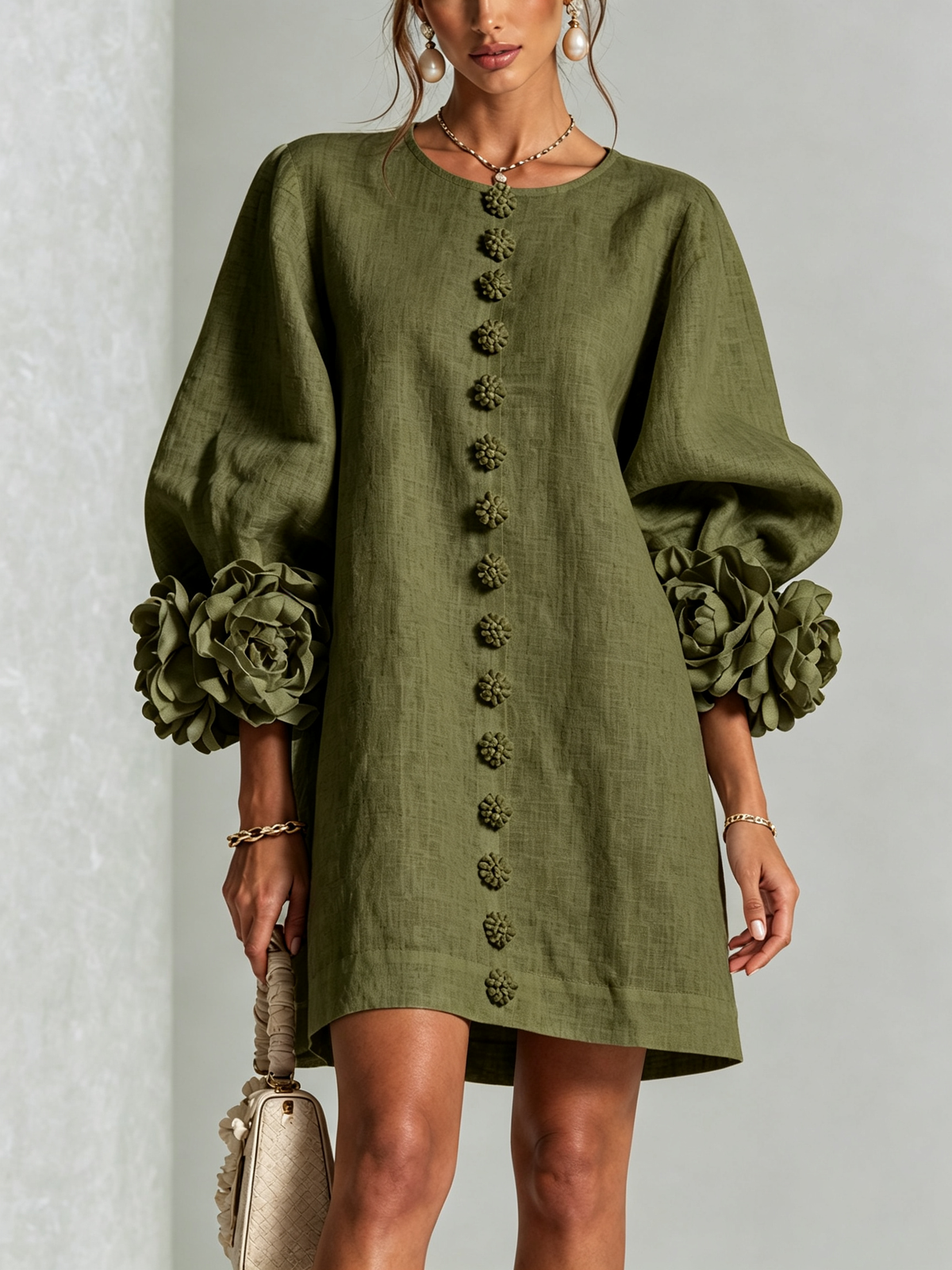 Mini-robe chemise florale vert olive avec poignets floraux extravagants