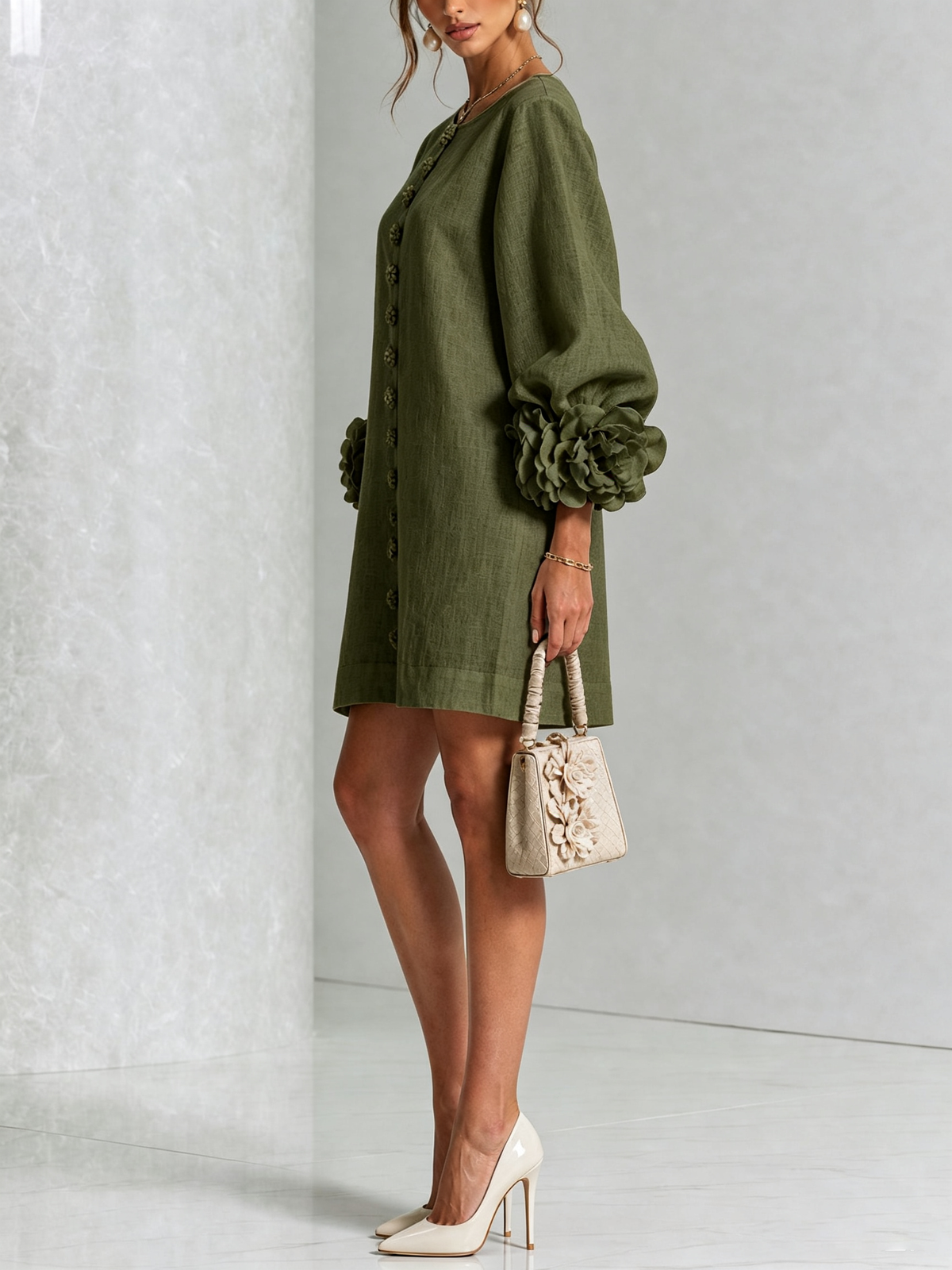 Mini-robe chemise florale vert olive avec poignets floraux extravagants