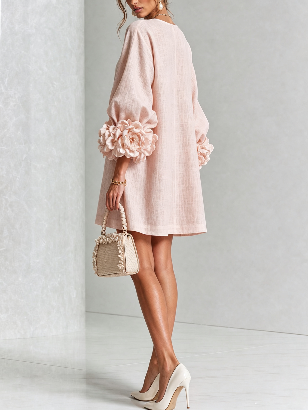 Mini robe blanche boutonnée à fleurs et poignets floraux sculptés