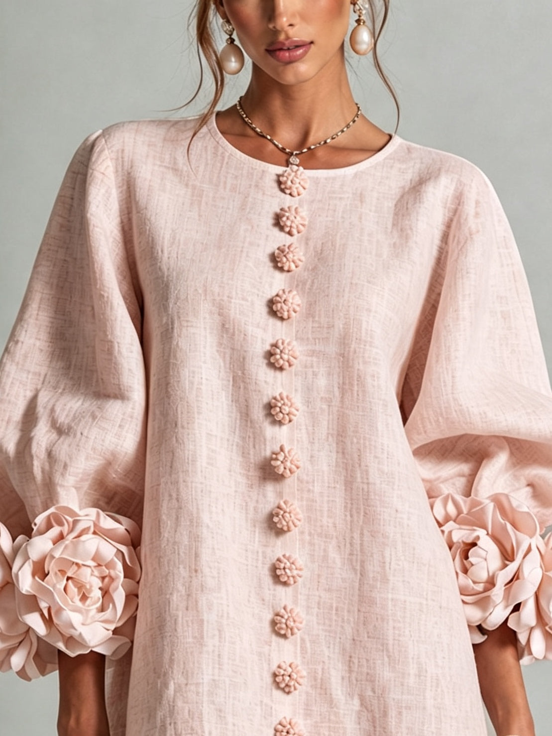 Mini-robe florale rose à boutons avec manches florales surprenantes