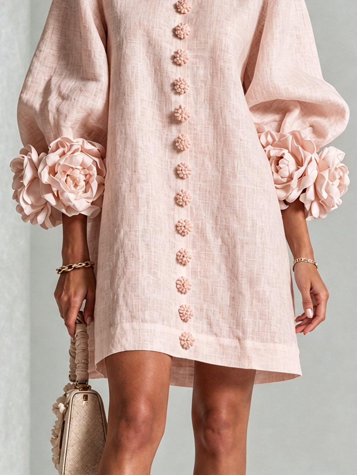 Mini-robe florale rose à boutons avec manches florales surprenantes