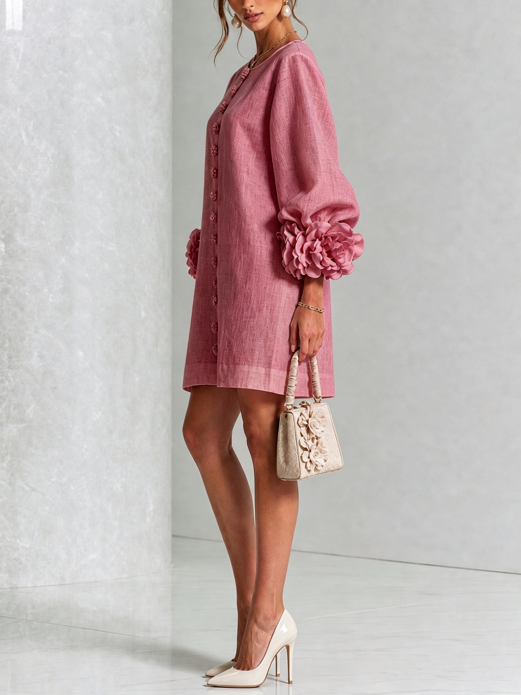 Mini robe blanche boutonnée à fleurs et poignets floraux sculptés