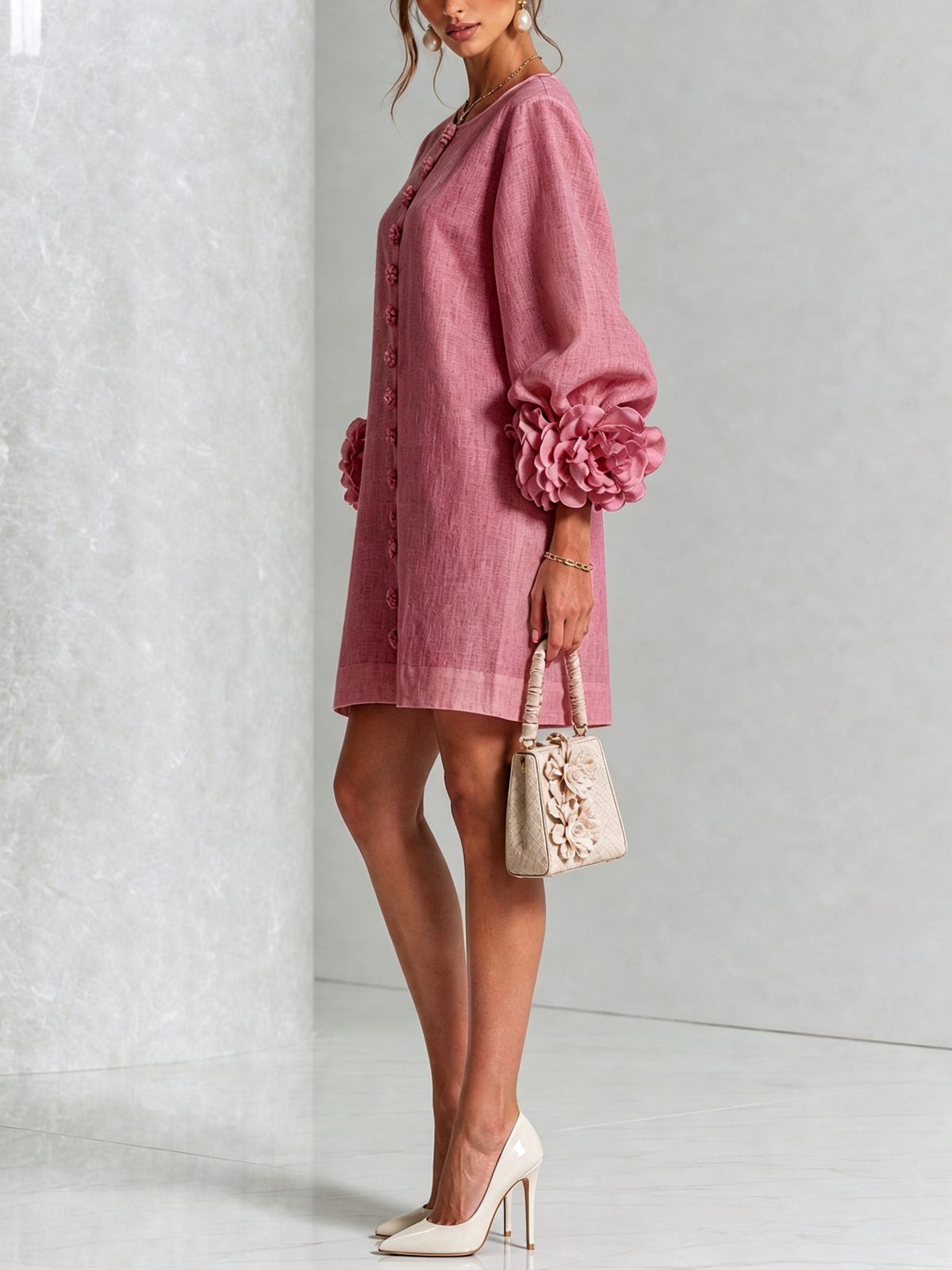 Mini robe blanche boutonnée à fleurs et poignets floraux sculptés