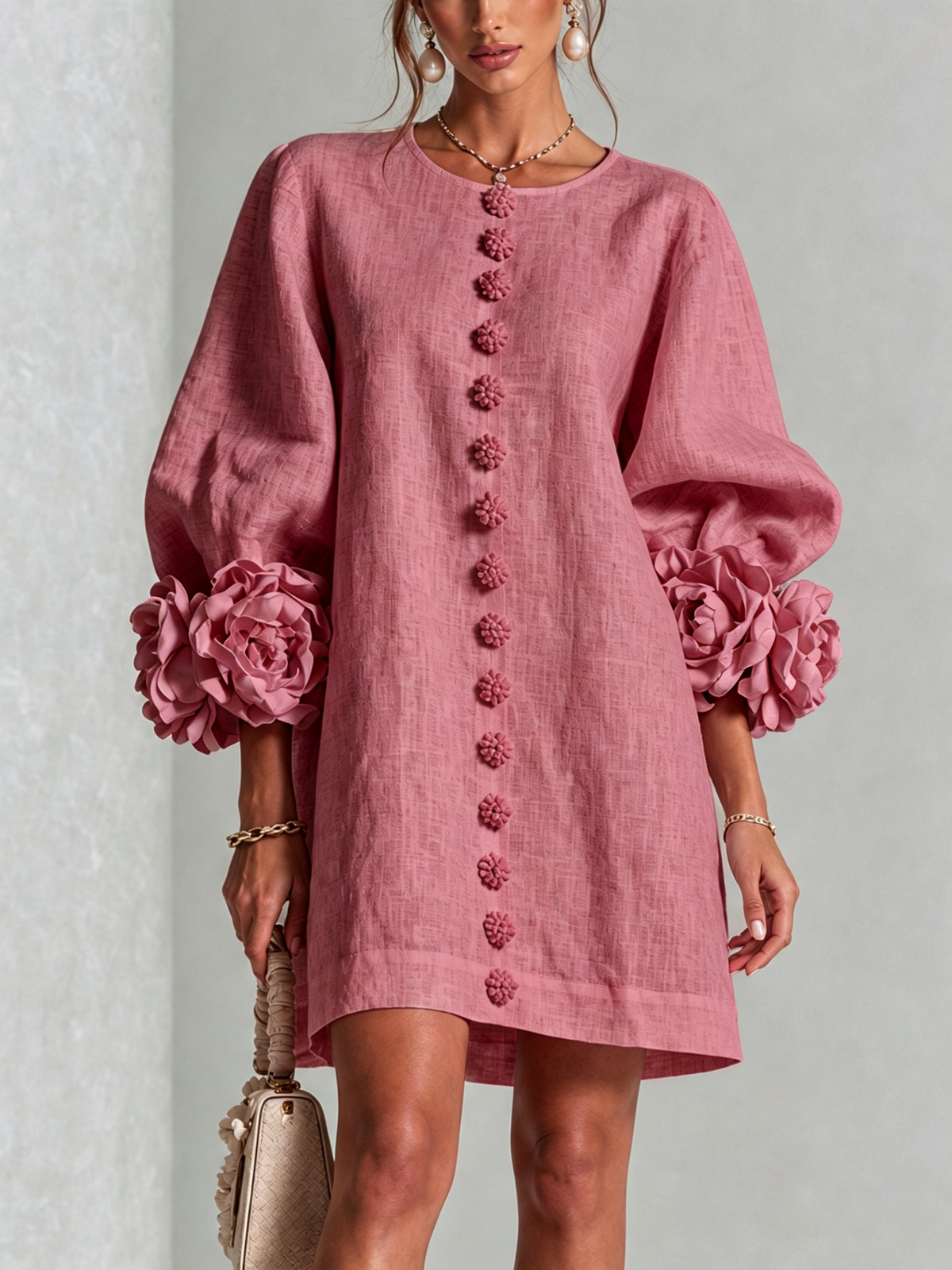 Mini-robe blanche boutonnée à fleurs et poignets floraux sculptés