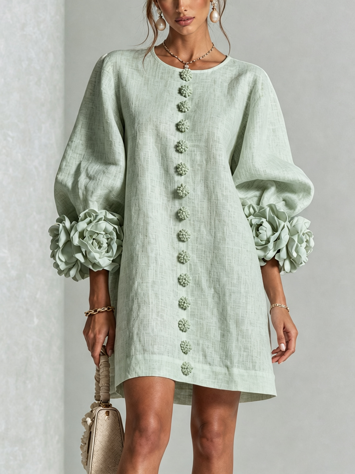 Mini-robe blanche boutonnée à fleurs et poignets floraux sculptés
