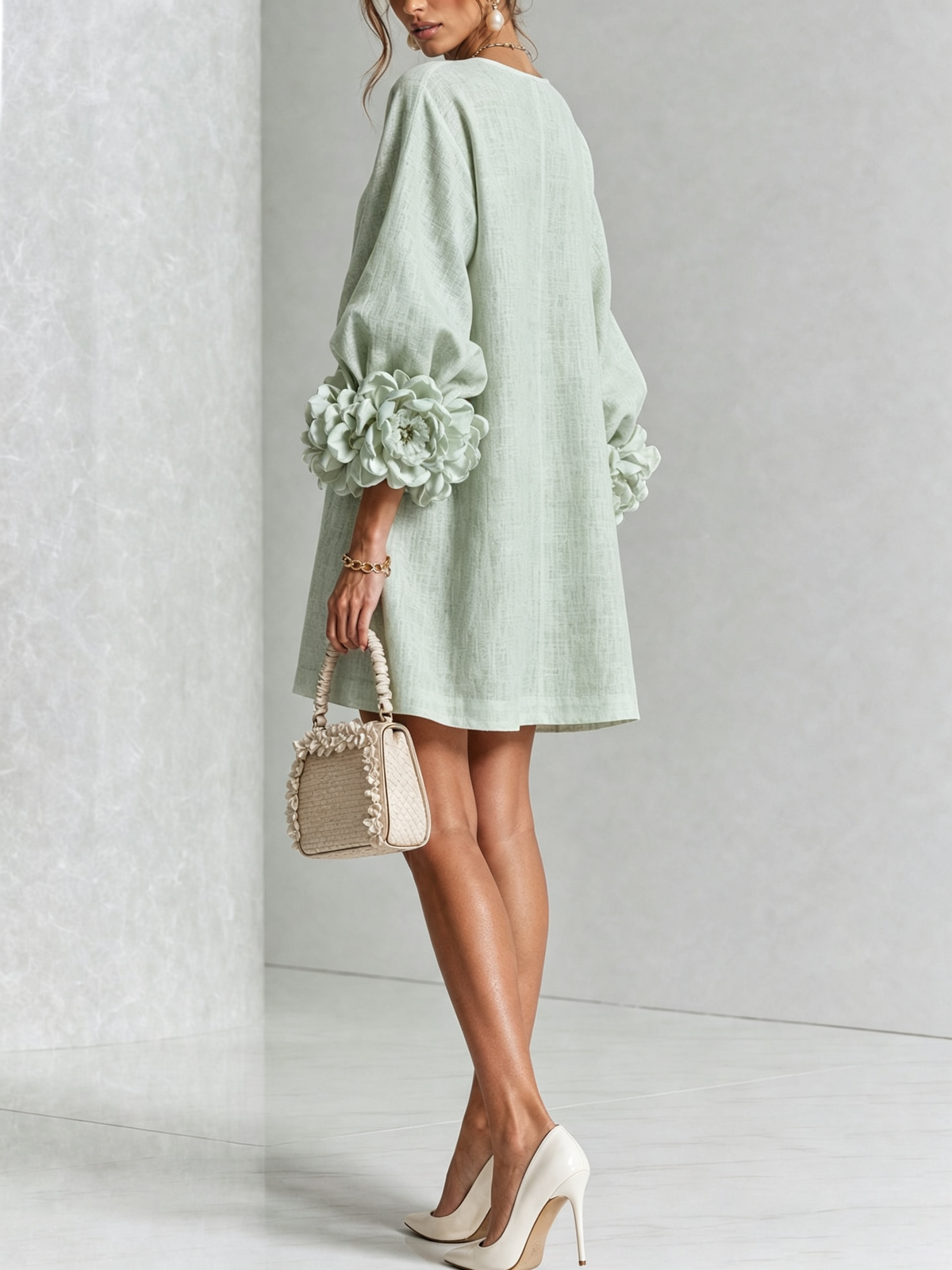 Mini Robe Blanche à Boutons Fleurs et Manches Florales Extravagantes
