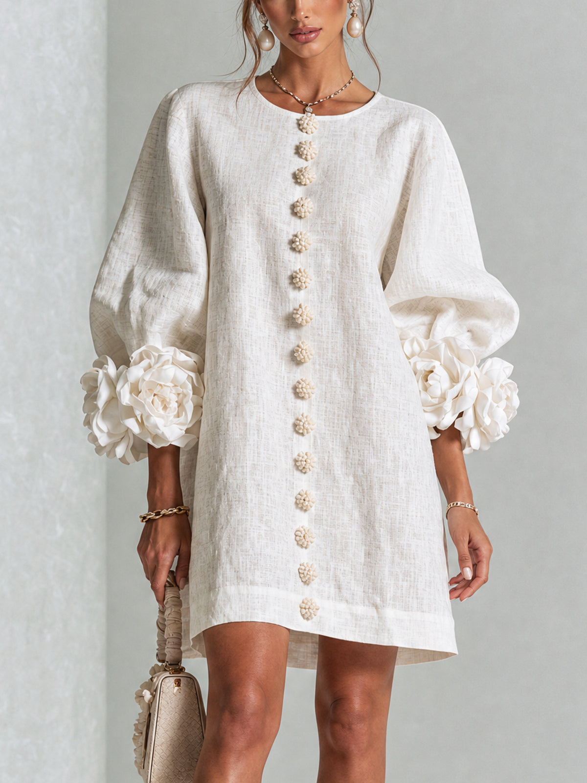 Mini-robe blanche à boutons en forme de fleurs et manches florales extravagantes