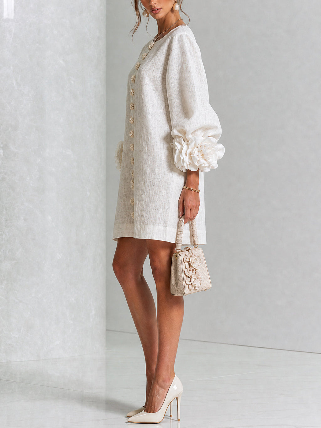 Mini robe blanche boutonnée à fleurs et poignets floraux sculptés