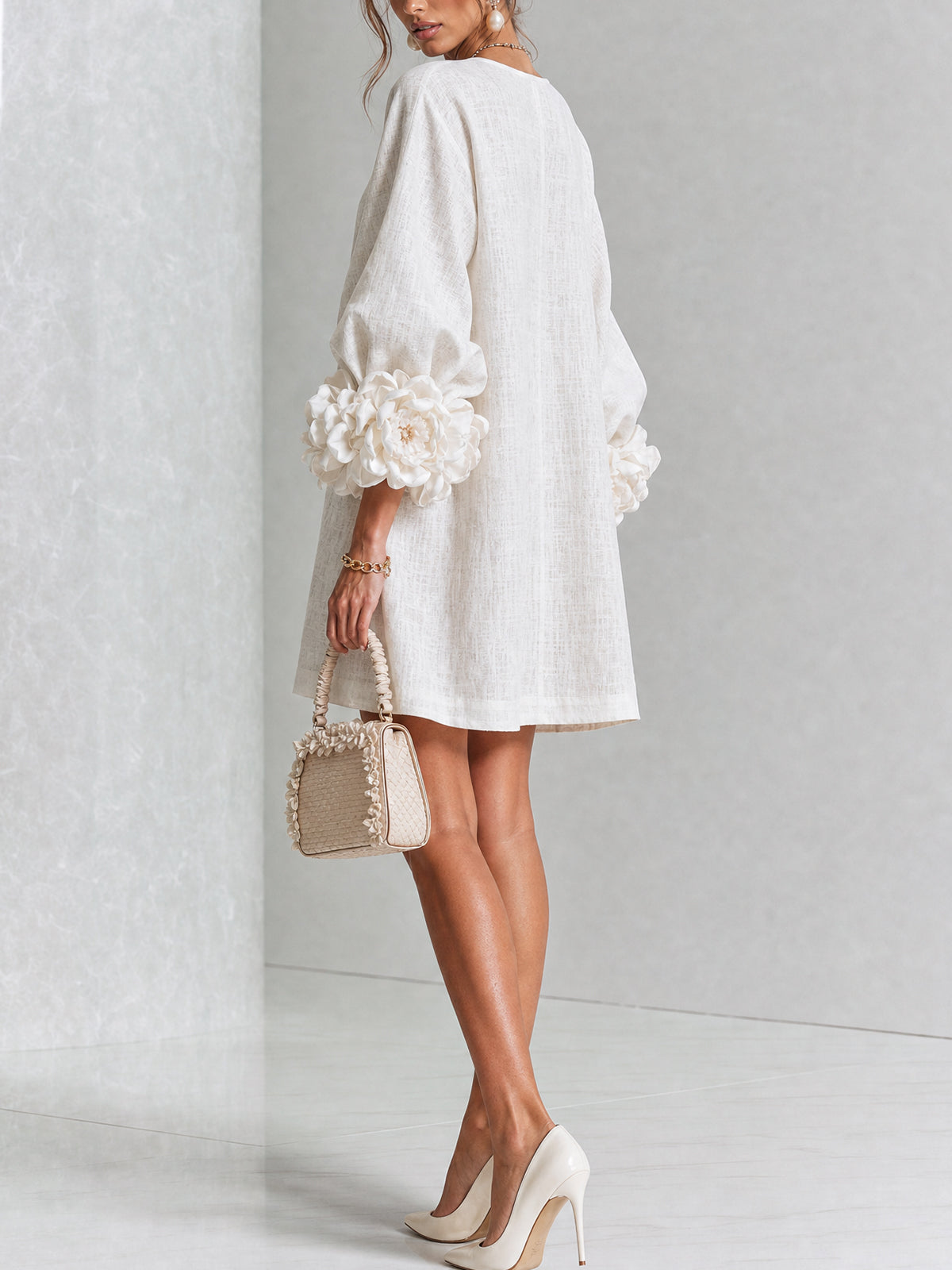 Mini-robe blanche à boutons en forme de fleurs et manches florales extravagantes