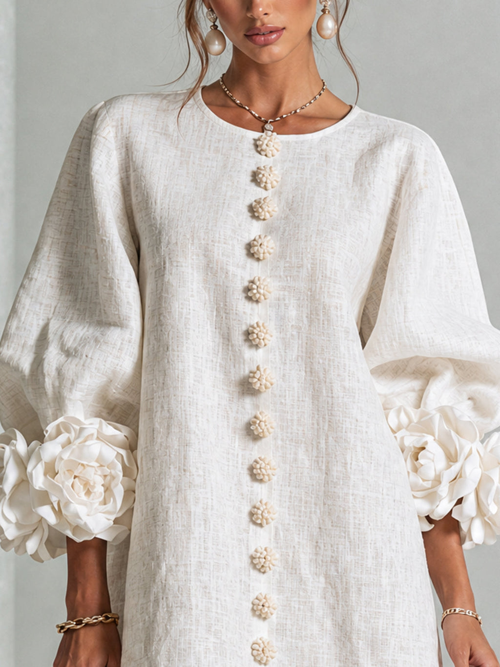 Mini Robe Blanche à Boutons Fleurs et Manches Florales Extravagantes