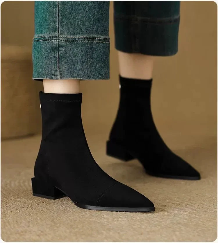 Delfina - Bottines en daim à bout pointu et petit talon