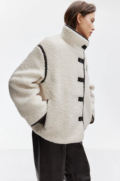 Veste en laine avec détails noirs