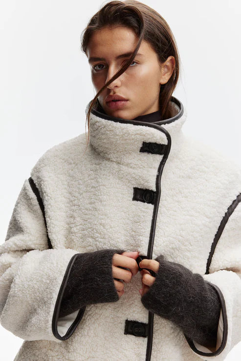 Veste en laine avec détails noirs