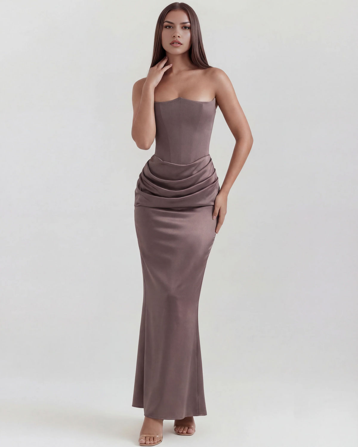 Robe longue satinée avec décolleté bustier