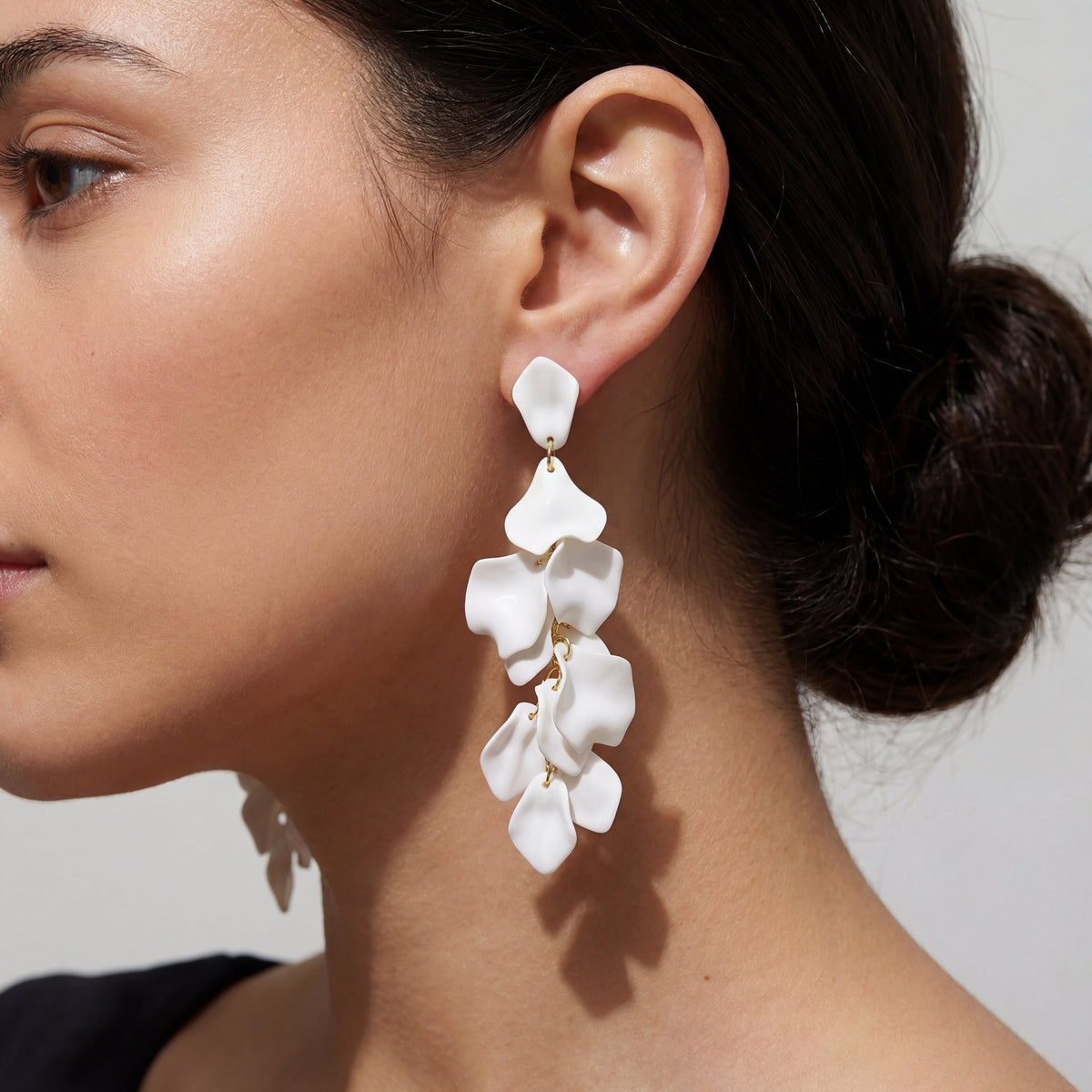Boucles d’oreilles goutte avec pétales d’orchidée