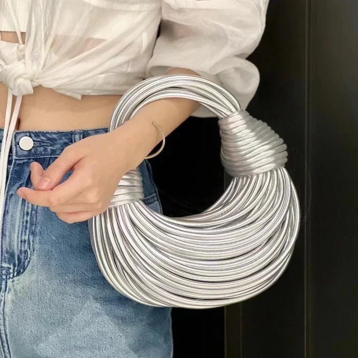 Sac rigide doré au design sculptural