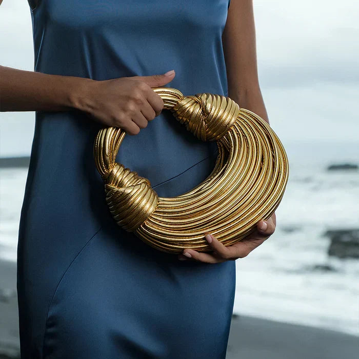 Sac rigide doré au design sculptural